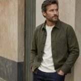 Mand i olivengrøn overshirt over hvid T-shirt