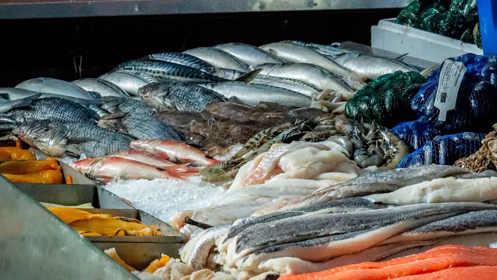 Frisk fisk på is i en fiskehandel