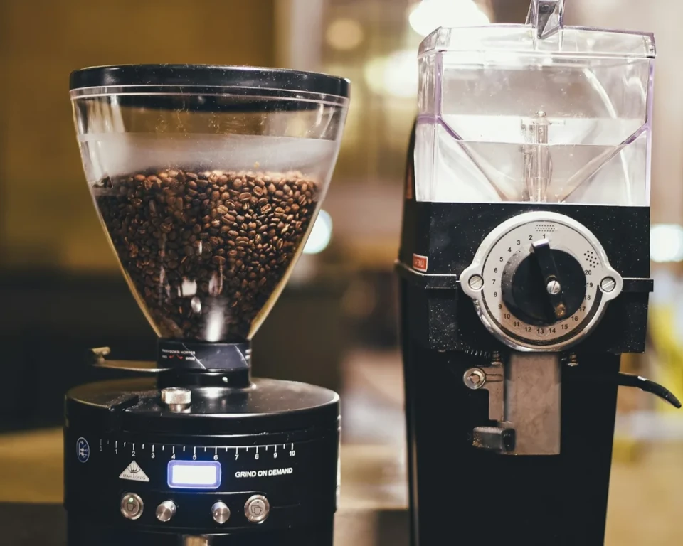 To elektriske kaffekværne med kaffebønner i en varm café