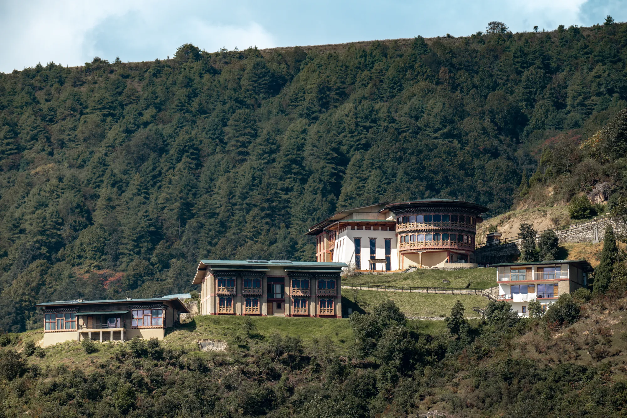Willing Resort på bjergsiden ved Trongsa i Bhutan