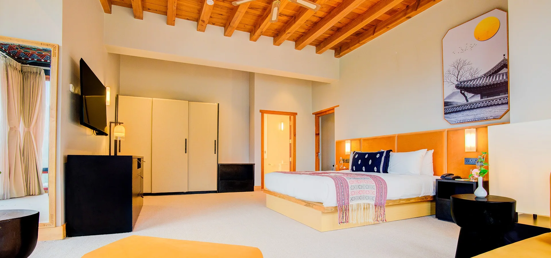 Suite med bhutanske detaljer hos Zhiwa Ling Heritage i Paro