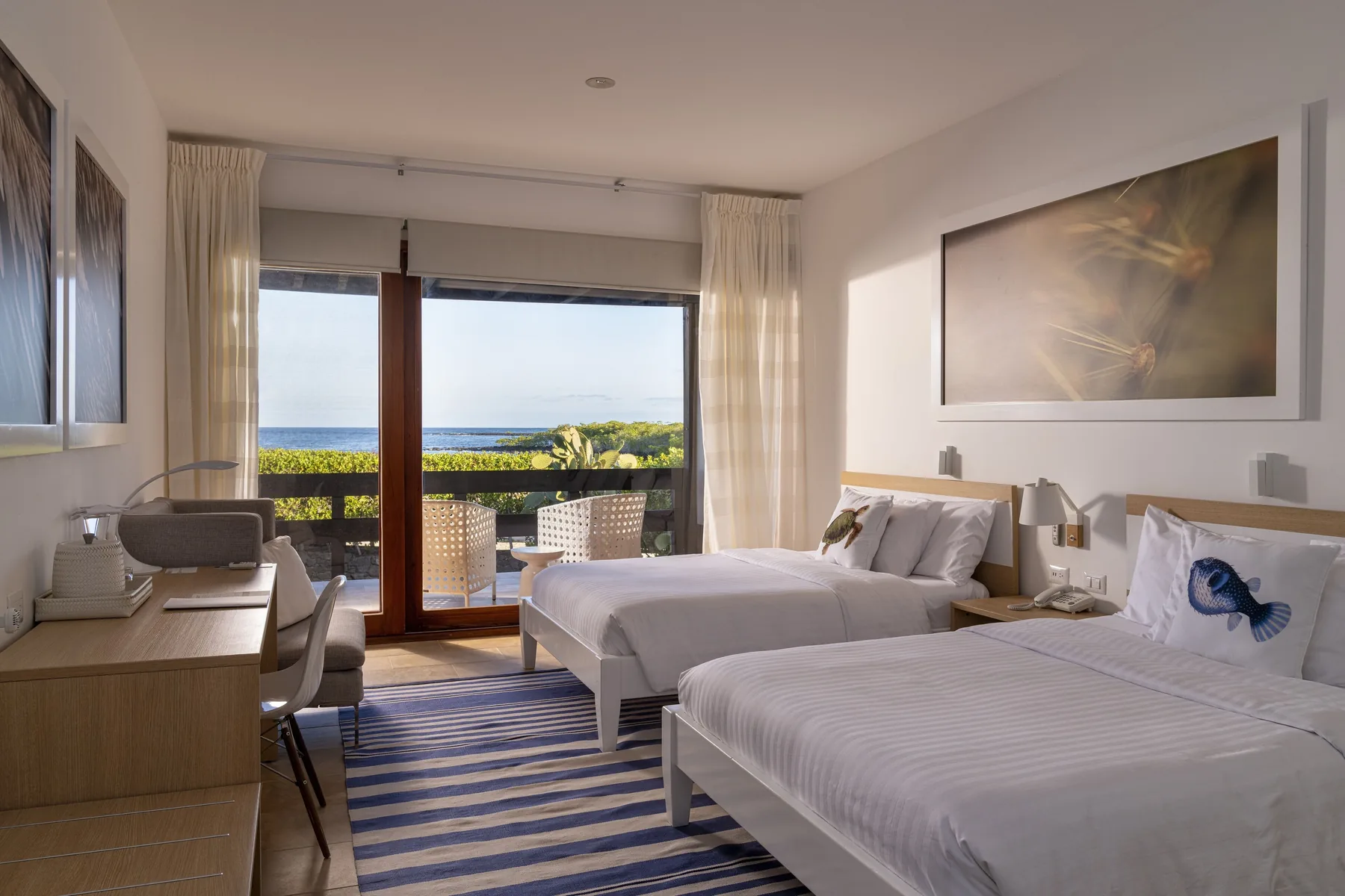 Lyst værelse med terrasse på Finch Bay Galapagos Hotel