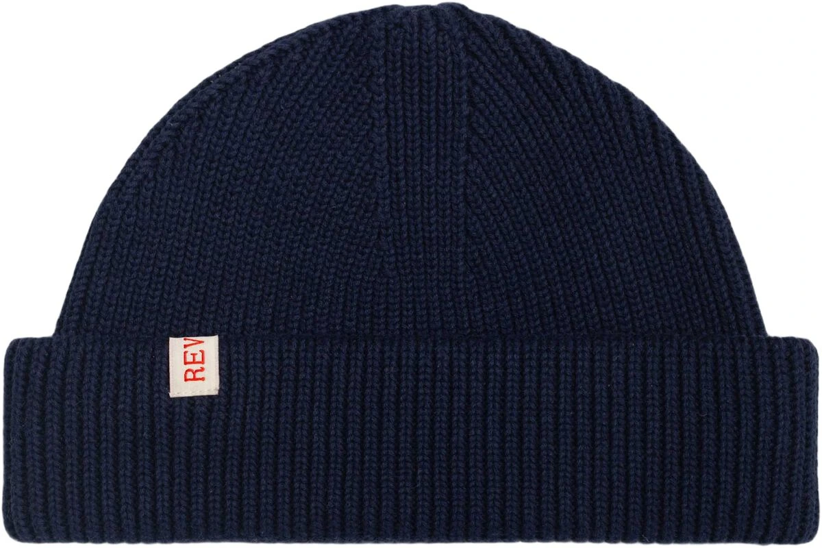 Navy fisherman beanie fra RVLT med bred opsmøgning