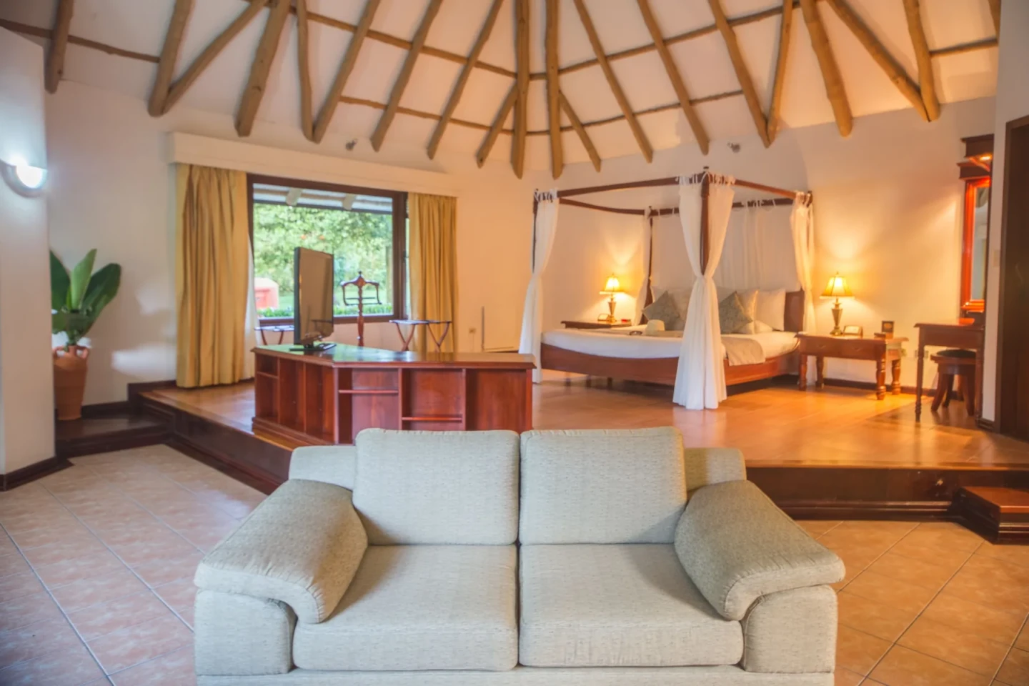 Rummelig suite med træloft på Royal Palm Galapagos
