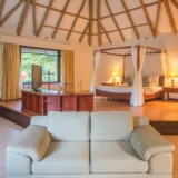 Rummelig suite med træloft på Royal Palm Galapagos