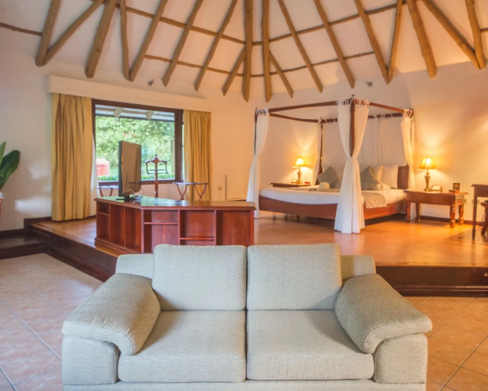 Rummelig suite med træloft på Royal Palm Galapagos
