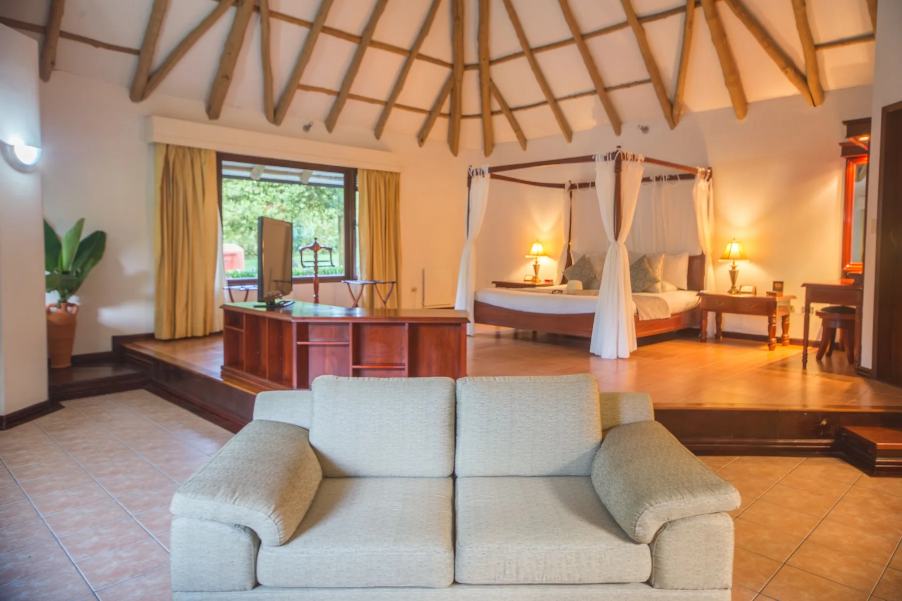 Rummelig suite med træloft på Royal Palm Galapagos