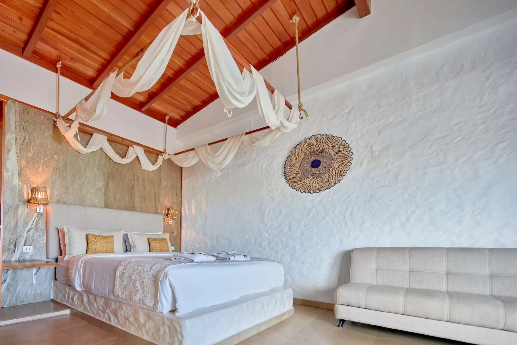 Lyst værelse med træloft på Blu Galapagos Sustainable Waterfront Lodge