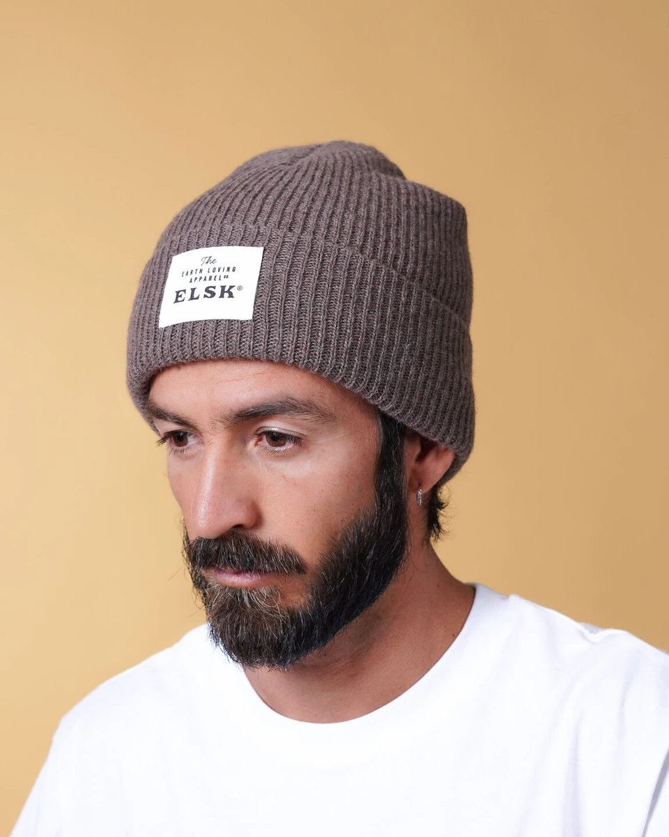 Lysebrun ELSK Earth Loving Beanie vist på hoved