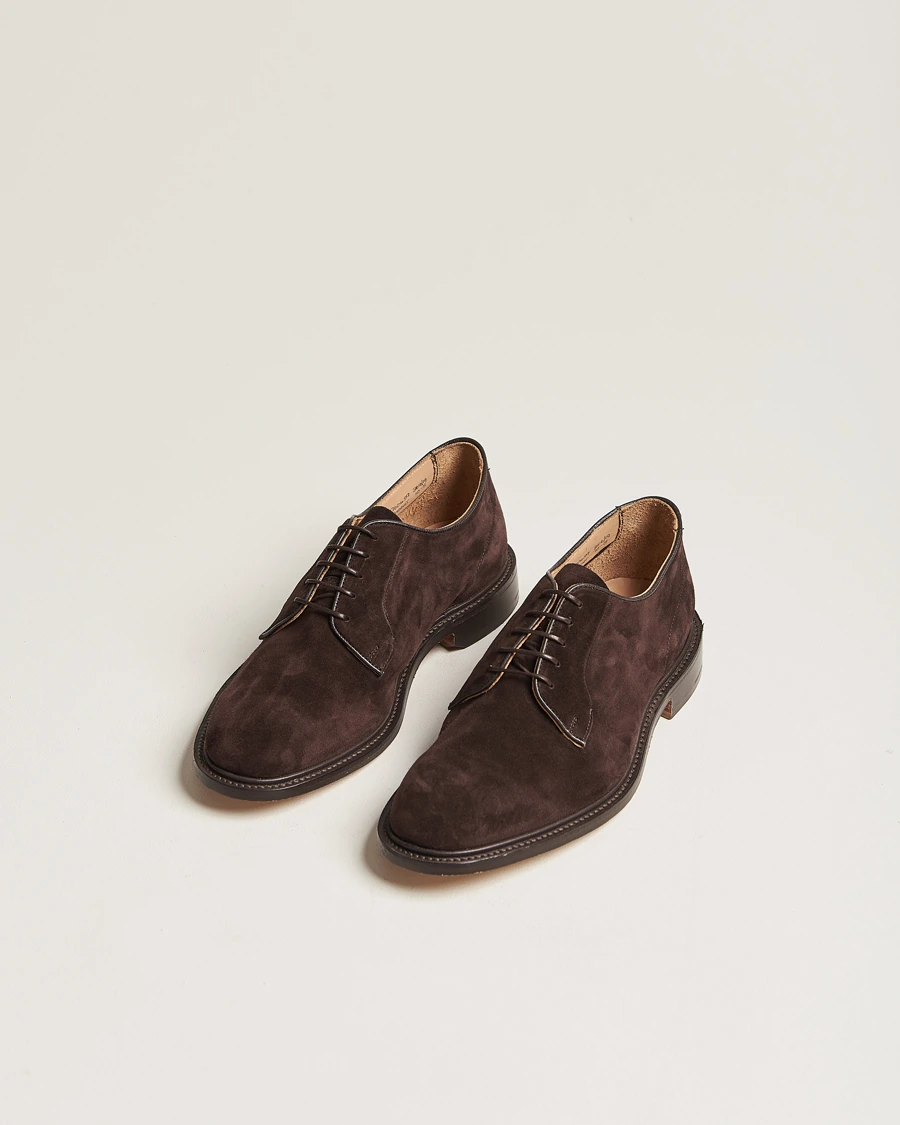 Kaffebrune Robert Derby Shoes i ruskind fra Tricker's