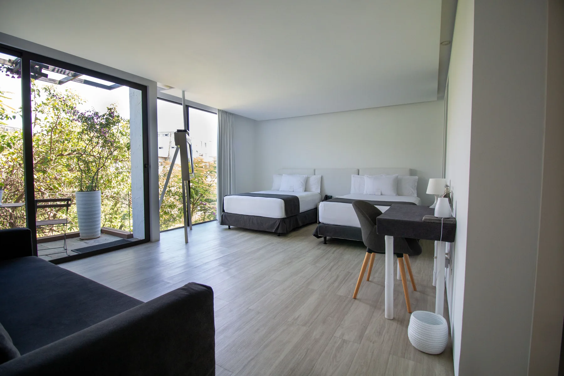 Lys suite med grøn udsigt på Golden Bay Galapagos