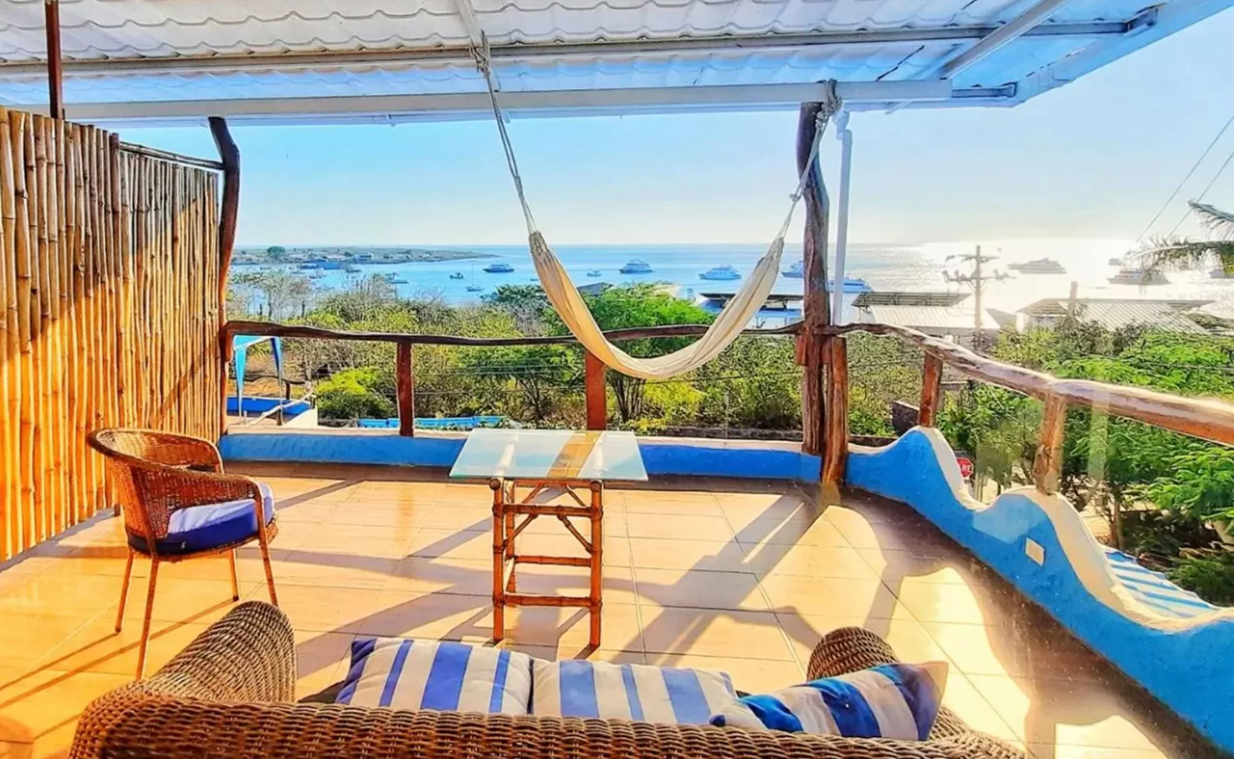 Terrasse med hængekøje og havudsigt på Casa Playa Mann