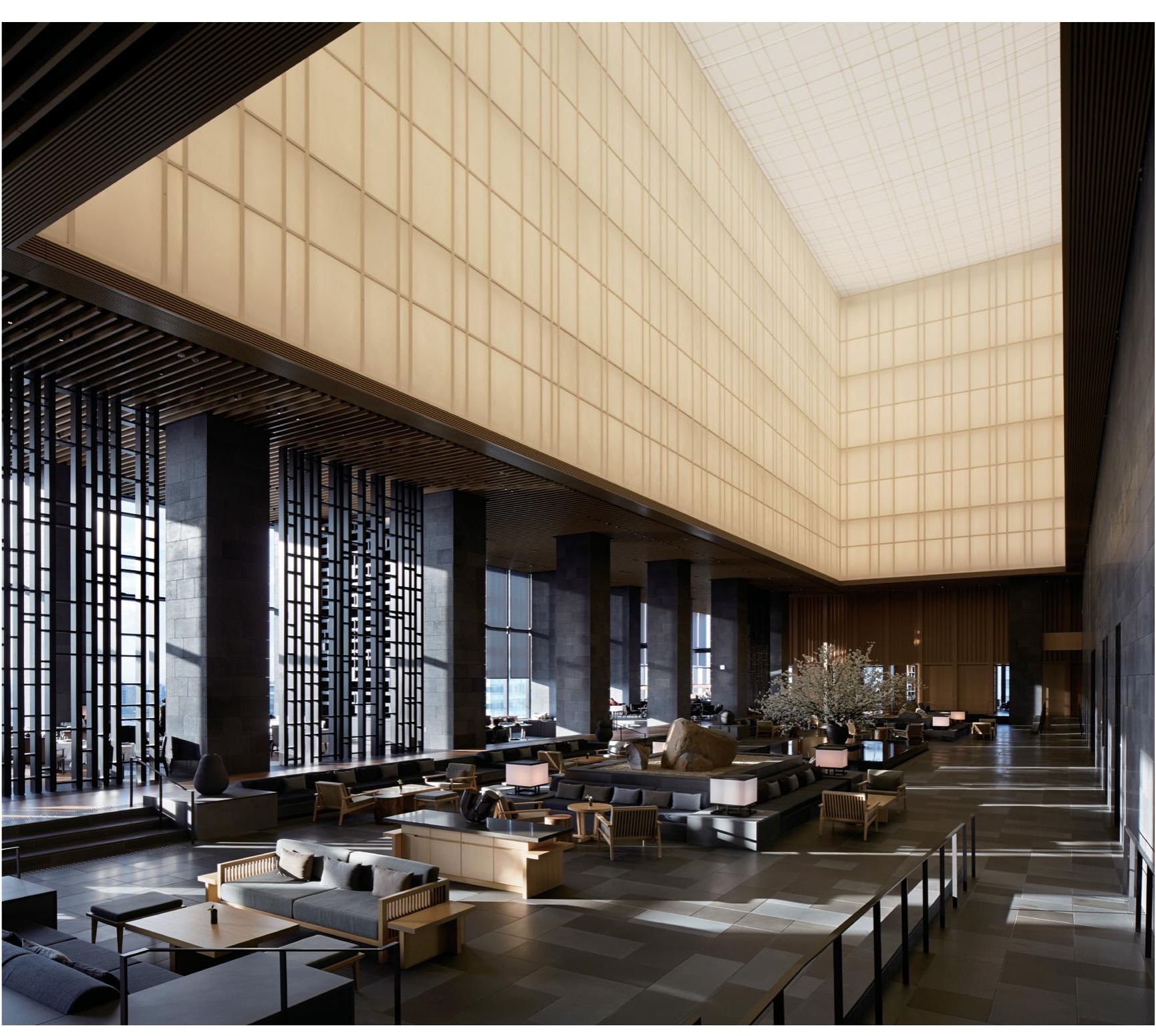 Den høje lobby på Aman Tokyo i Otemachi