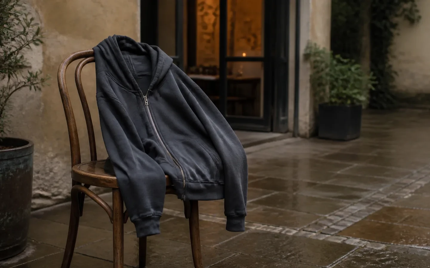 Tre mænd i zip-hoodies i en københavnsk gård