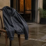 Tre mænd i zip-hoodies i en københavnsk gård