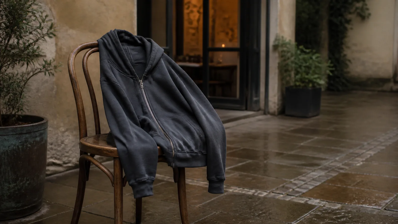 Tre mænd i zip-hoodies i en københavnsk gård