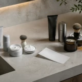 Enkle og eksklusive ubrandede groomingprodukter på en lys badeværelsesvask