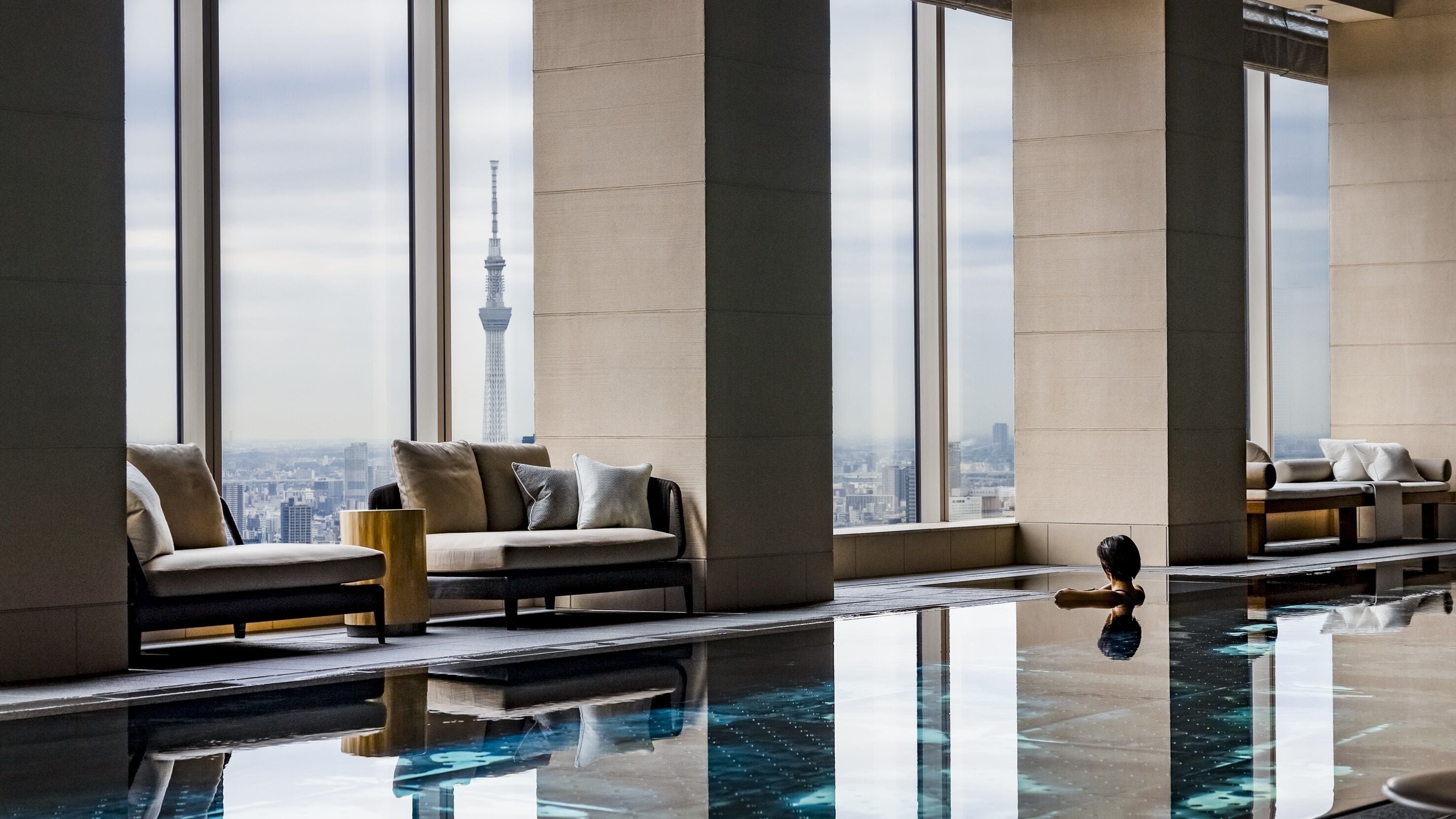 Pool med Tokyo Skytree-udsigt på Four Seasons Hotel Tokyo at Otemachi