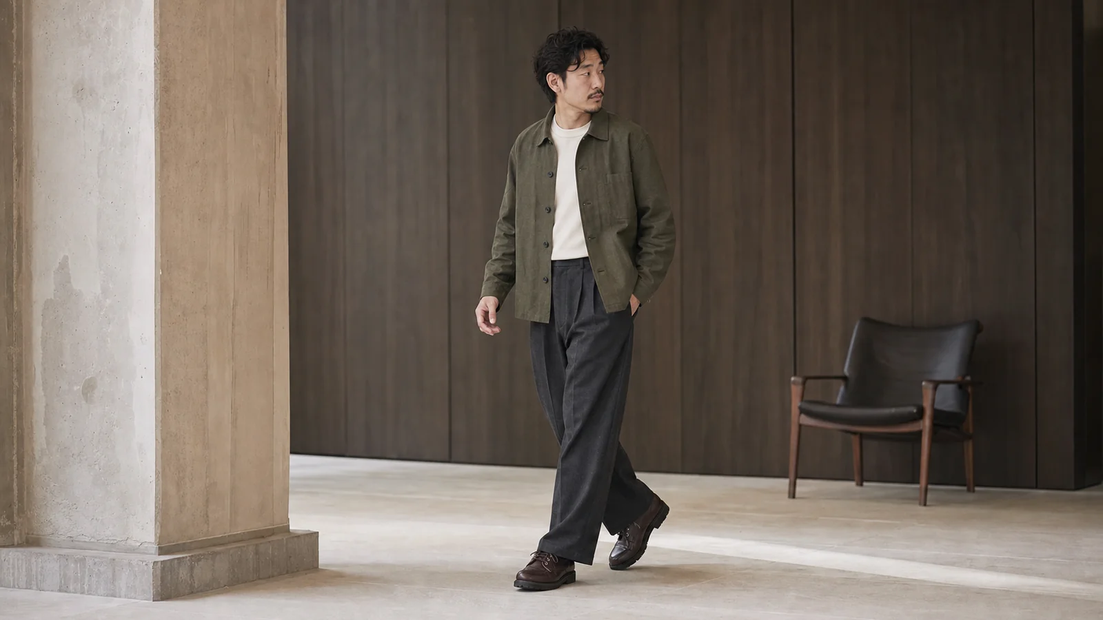 Lav mand i kontrolleret relaxed fit med brede bukser og kort overshirt