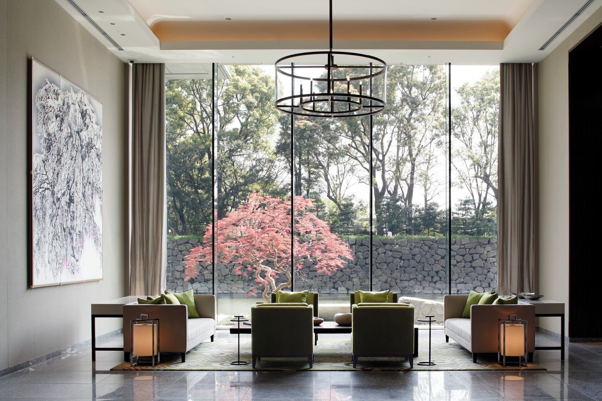 Lobbylounge med udsigt til kejserpaladsets grønne område på Palace Hotel Tokyo