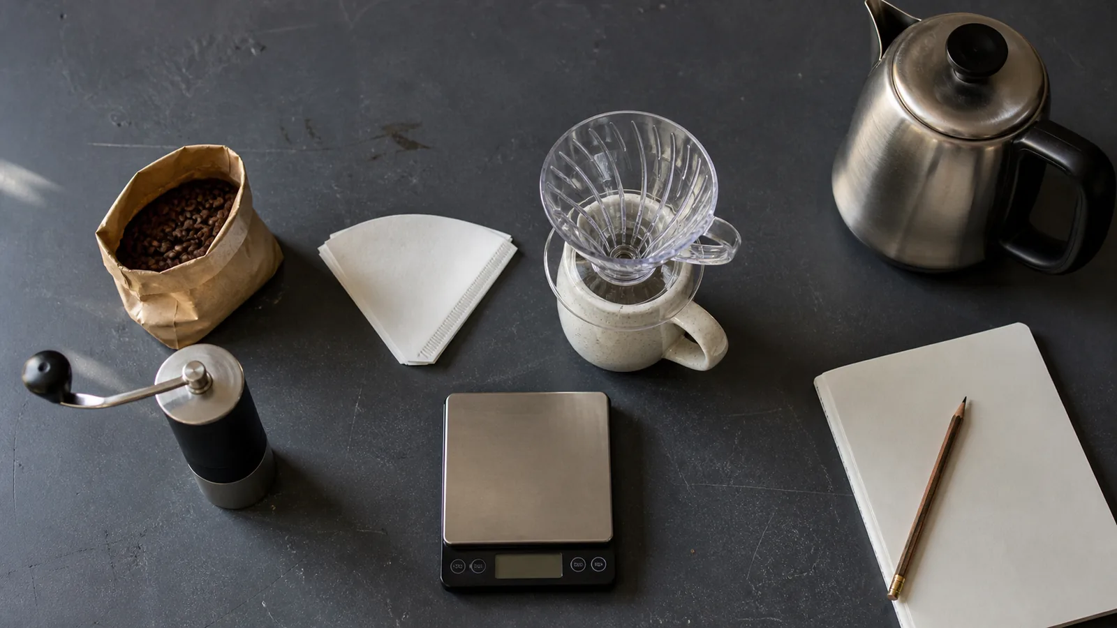 Enkel pour over-opstilling med brygger, filtre, vægt, håndkværn og almindelig kedel