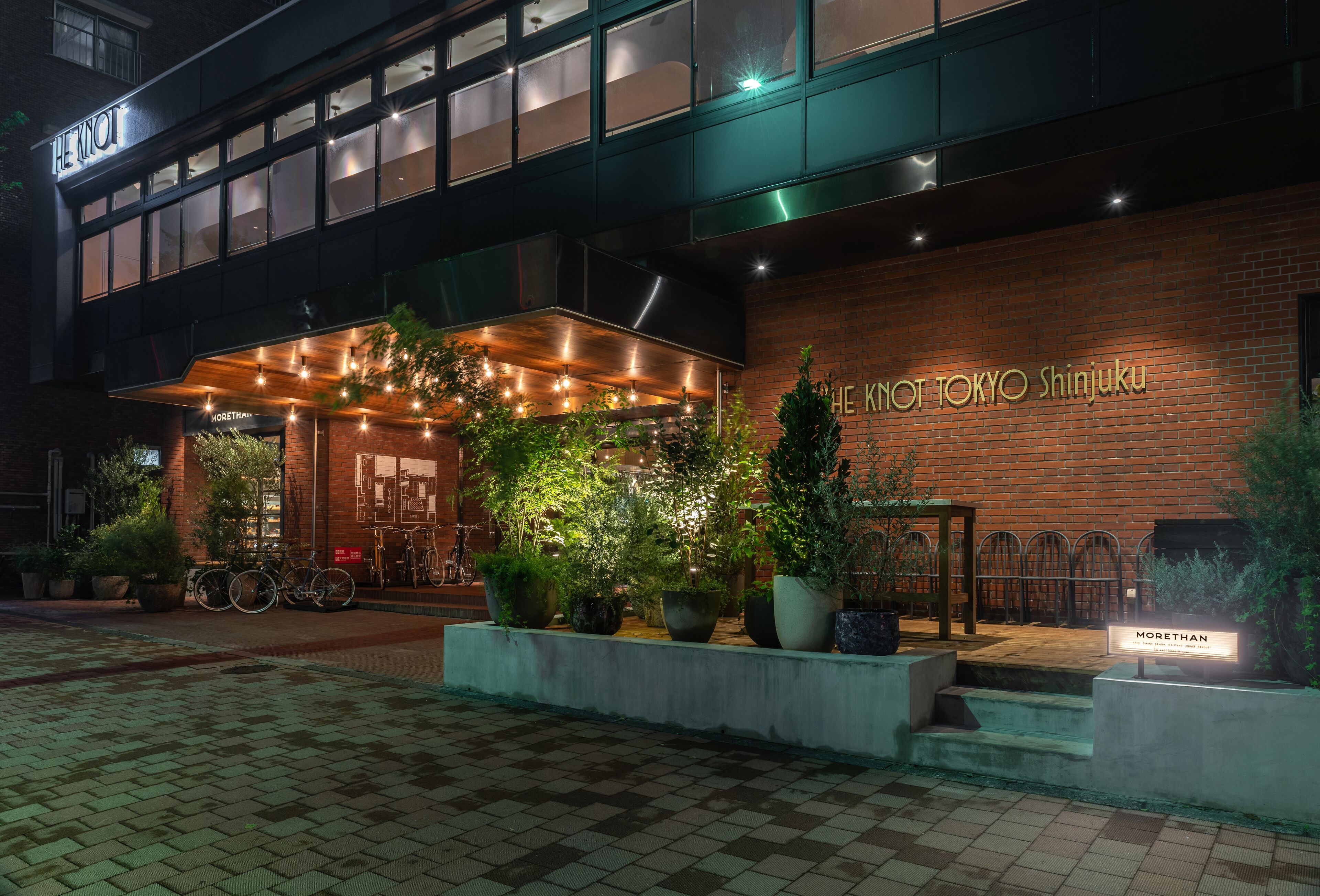 THE KNOT TOKYO Shinjuku oplyst om aftenen