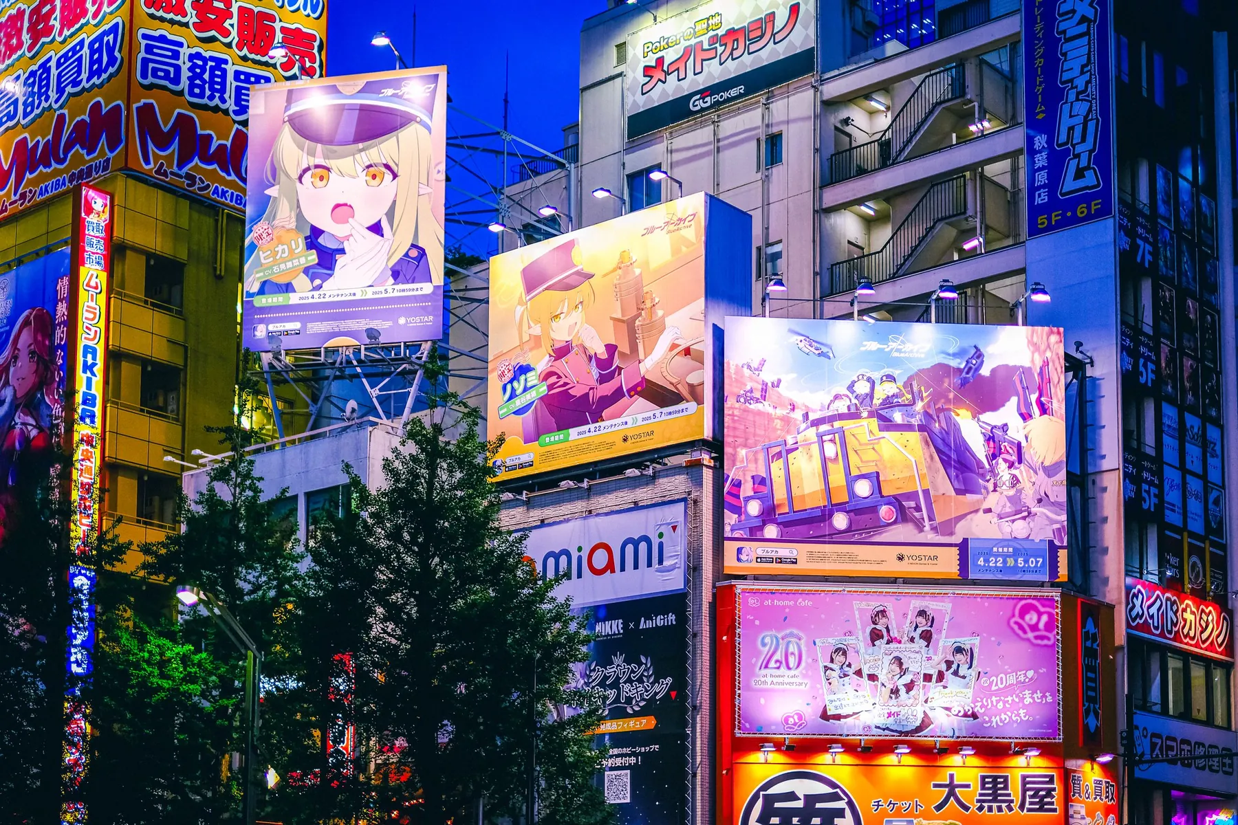 Neonlys og farverige facader i Akihabara i Tokyo om aftenen