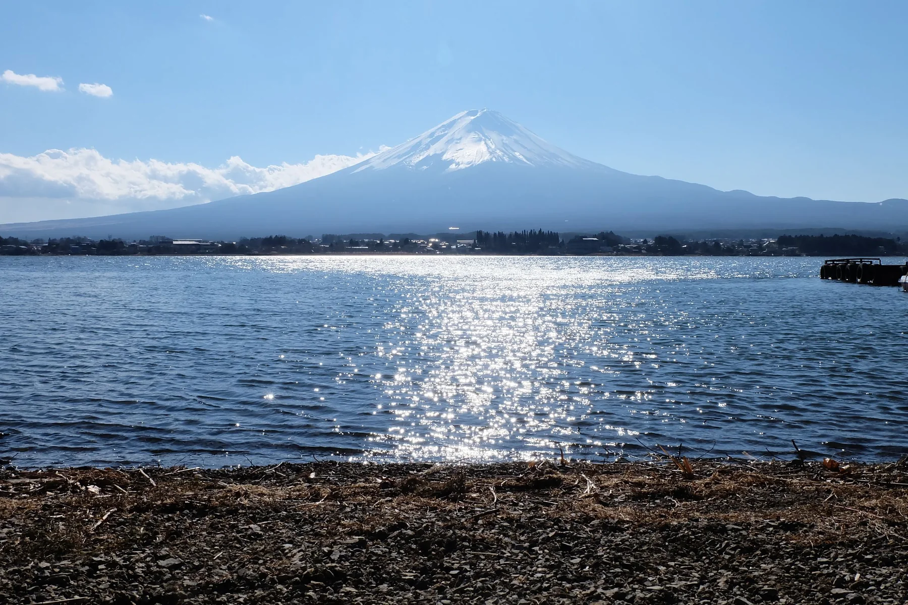 Fuji-bjerget set over Kawaguchiko-søen på en klar dag
