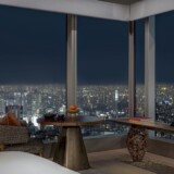 Hotelværelse højt over Tokyos skyline om aftenen