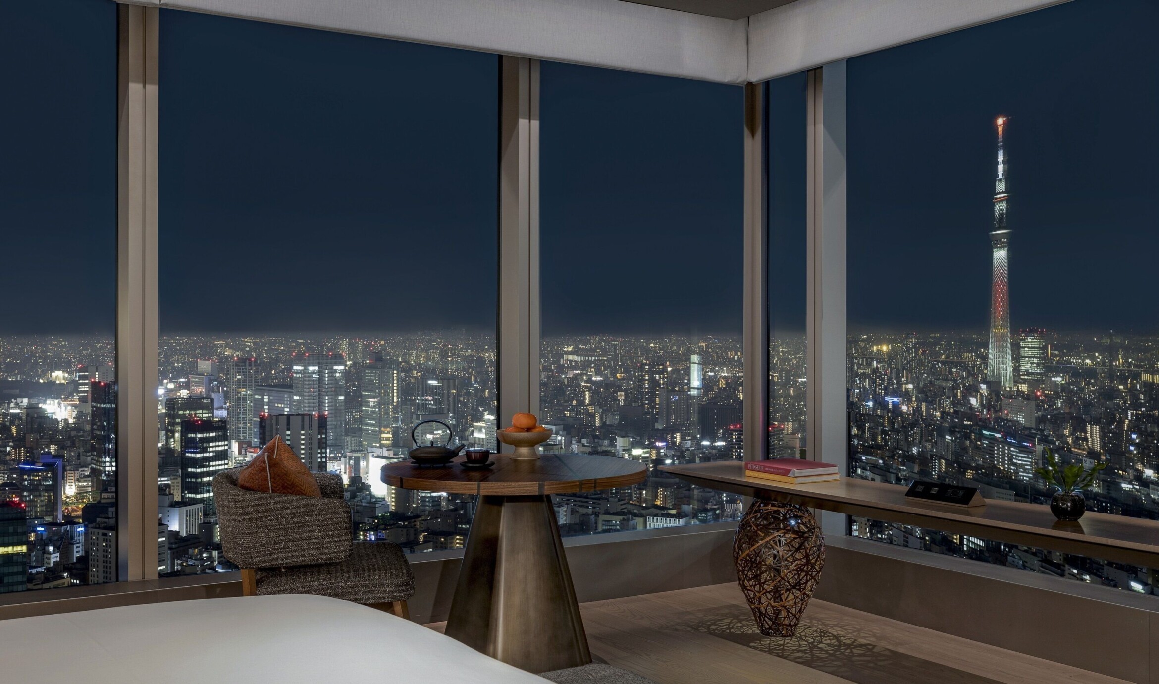 Hotelværelse højt over Tokyos skyline om aftenen