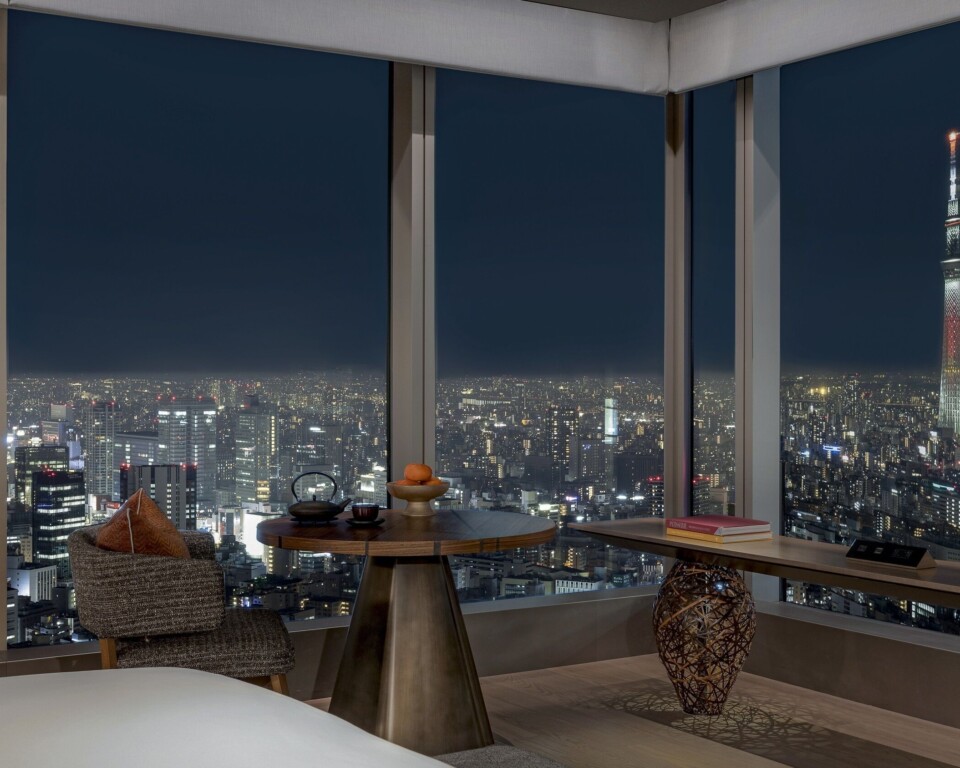 Hotelværelse højt over Tokyos skyline om aftenen