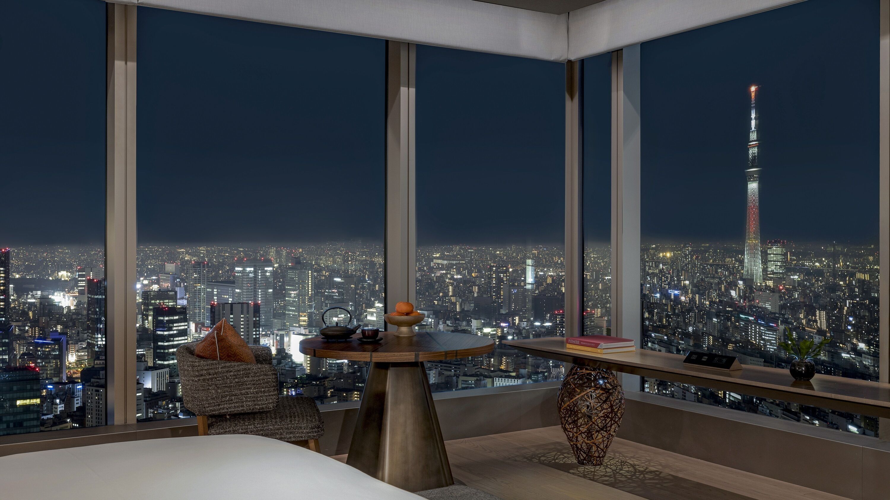 Hotelværelse højt over Tokyos skyline om aftenen