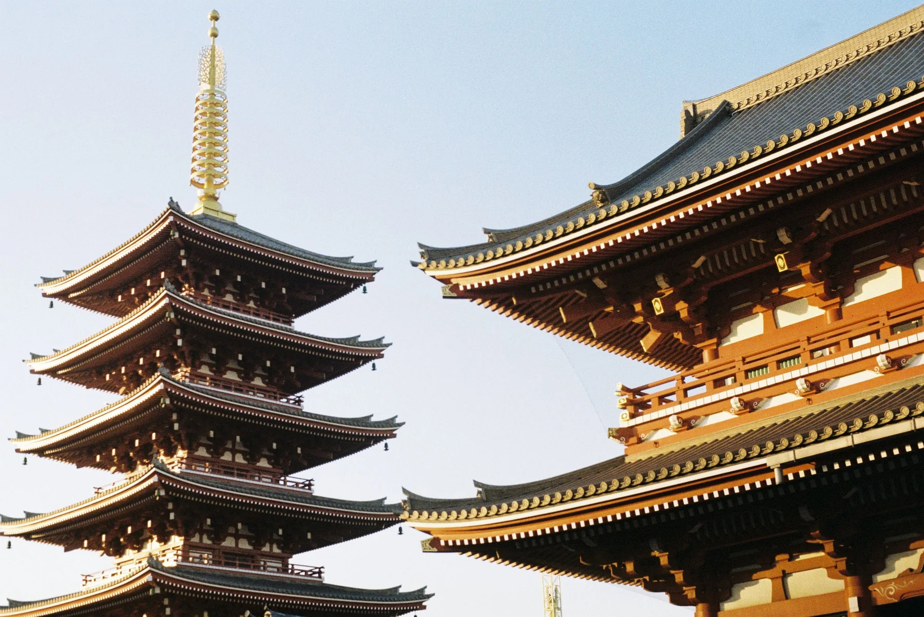 Sensō-ji-templets pagode og tag under blå himmel i Tokyo