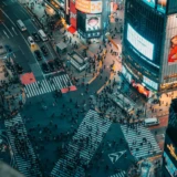 Shibuya Crossing i Tokyo set fra oven om aftenen