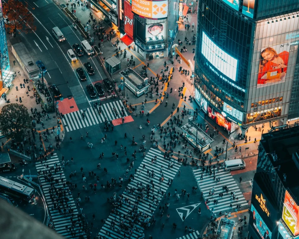 Shibuya Crossing i Tokyo set fra oven om aftenen