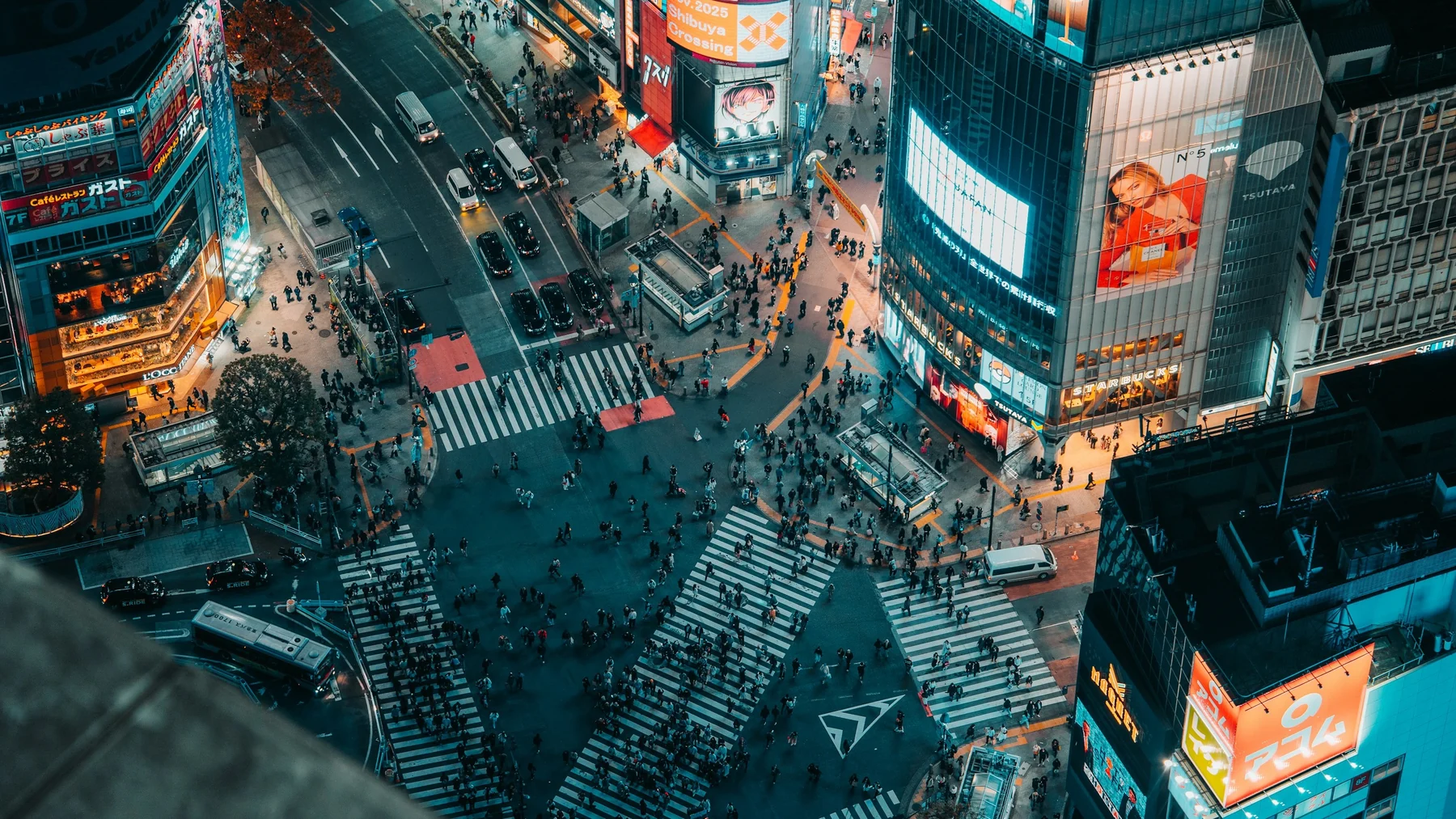 Shibuya Crossing i Tokyo set fra oven om aftenen