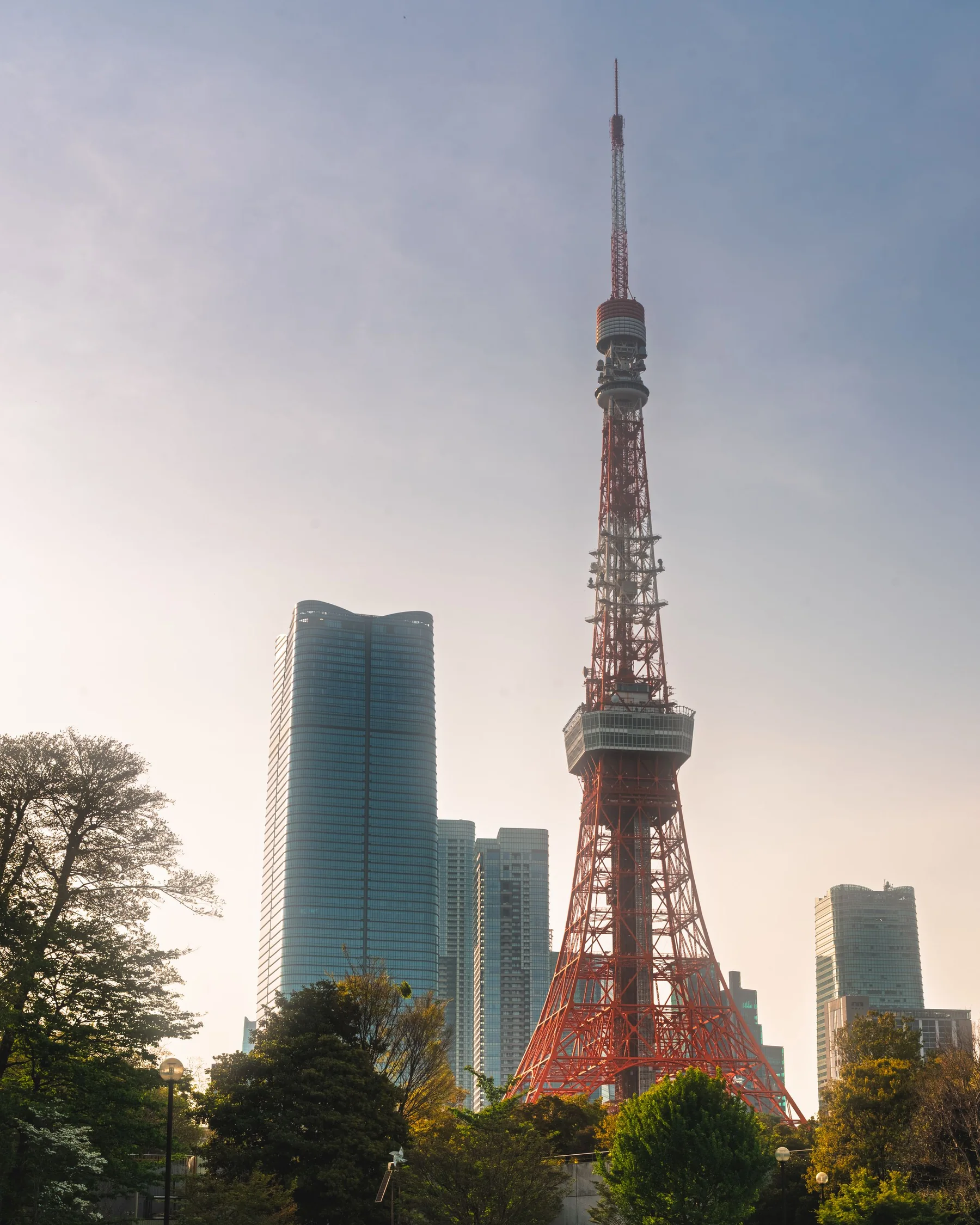 Tokyo Tower over byens tage i varmt morgenlys