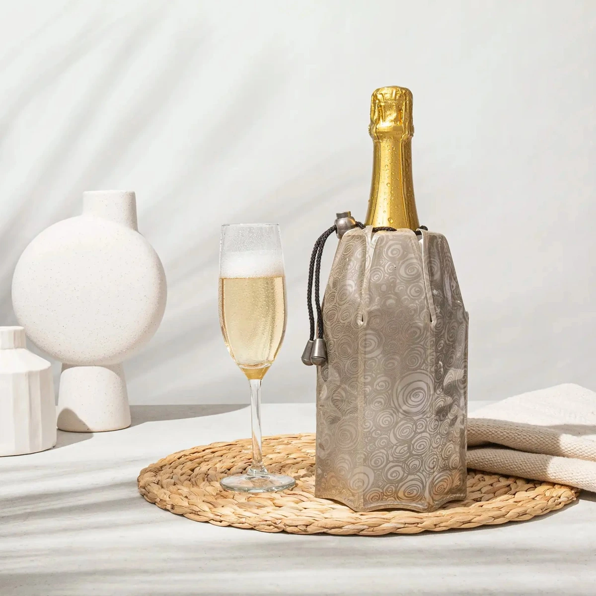 Vacu Vin Rapid Ice Platinum champagnekøler med flaske og champagneglas