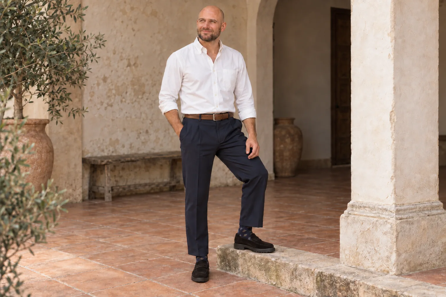 Joen i hvid Oxford-skjorte, navy bukser og sorte ruskindsloafers