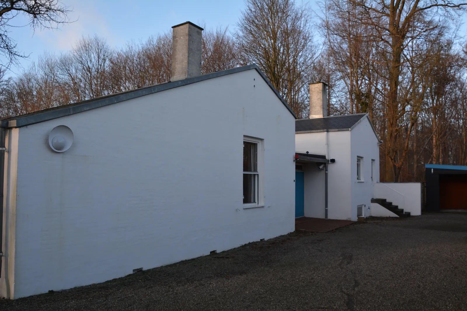 Finn Juhls hus fra indgangssiden med hvide gavle og blå detaljer