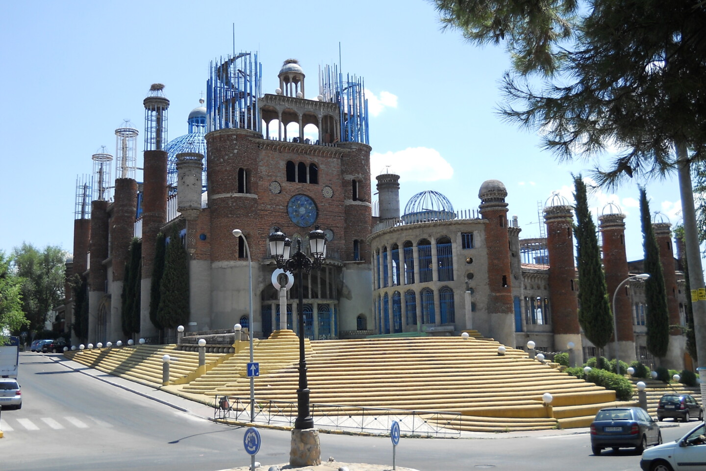 Justo Gallegos ufærdige katedral i Mejorada del Campo, fotograferet i 2011.
