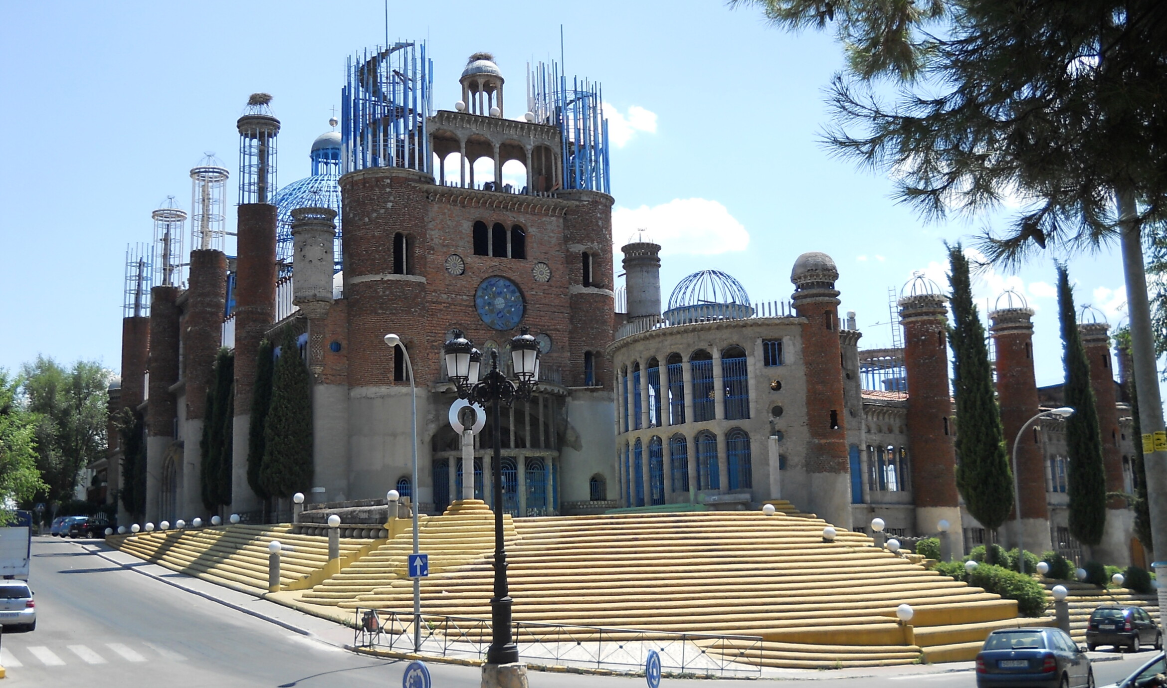 Justo Gallegos ufærdige katedral i Mejorada del Campo, fotograferet i 2011.