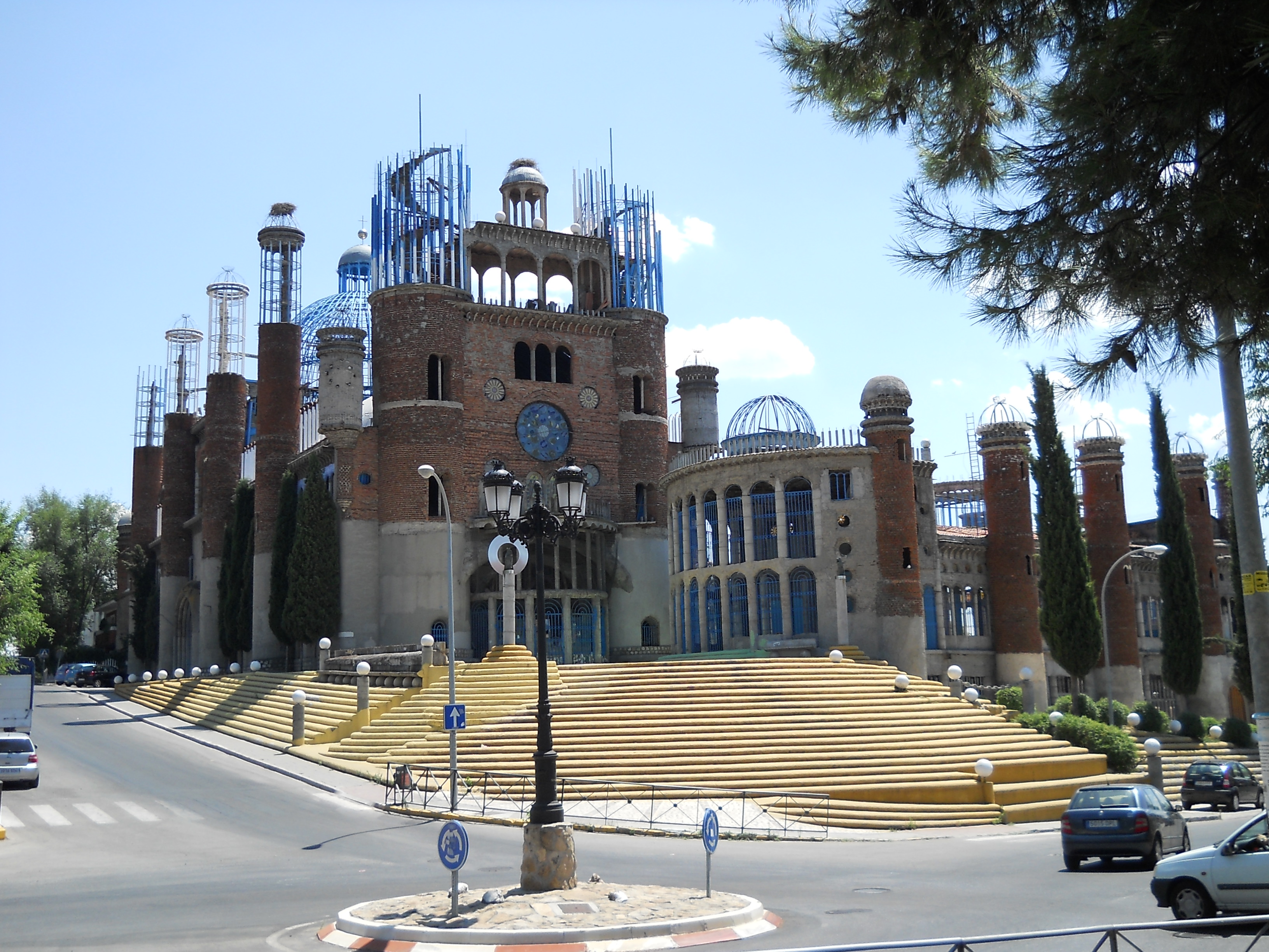 Justo Gallegos ufærdige katedral i Mejorada del Campo, fotograferet i 2011.