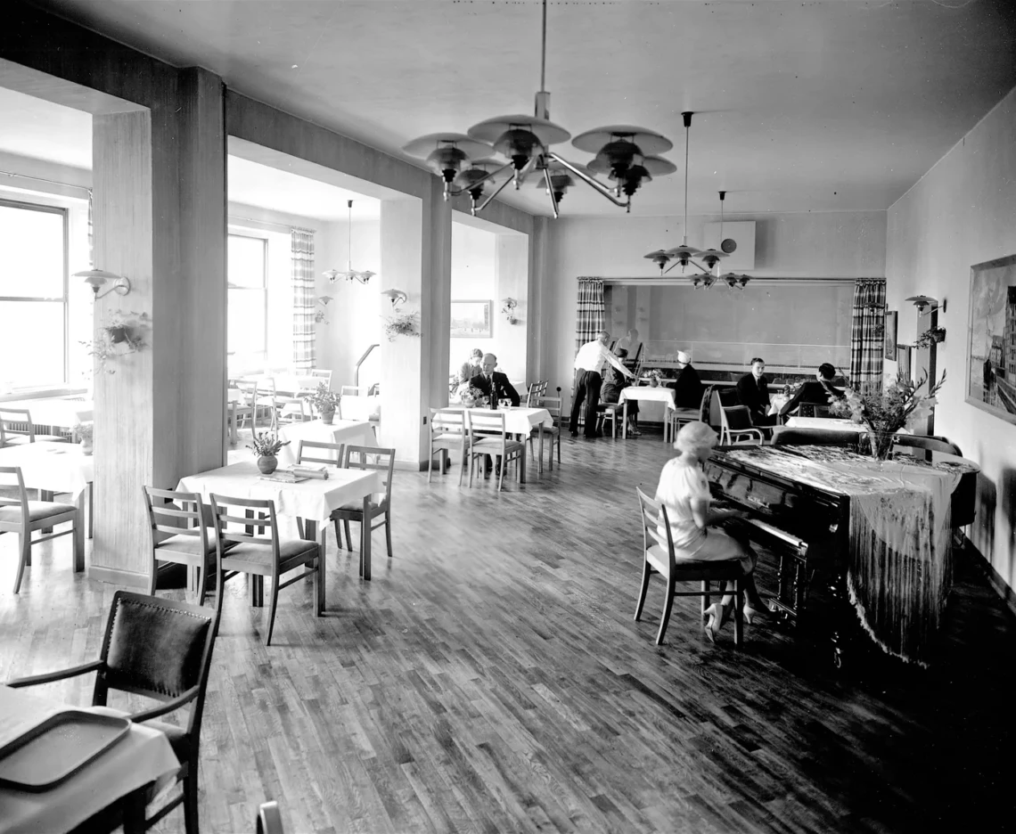 PH-lamper over borde og klaver i en københavnsk restaurant i 1937