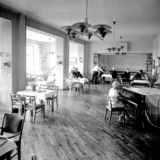 PH-lamper over borde og klaver i en københavnsk restaurant i 1937
