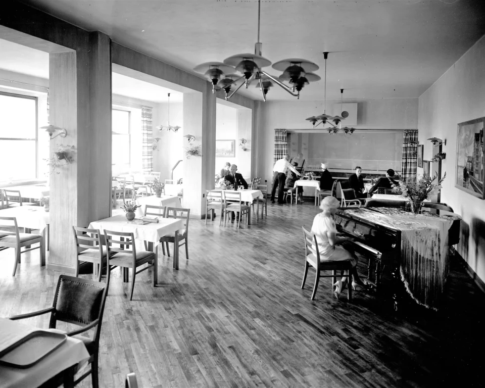 PH-lamper over borde og klaver i en københavnsk restaurant i 1937