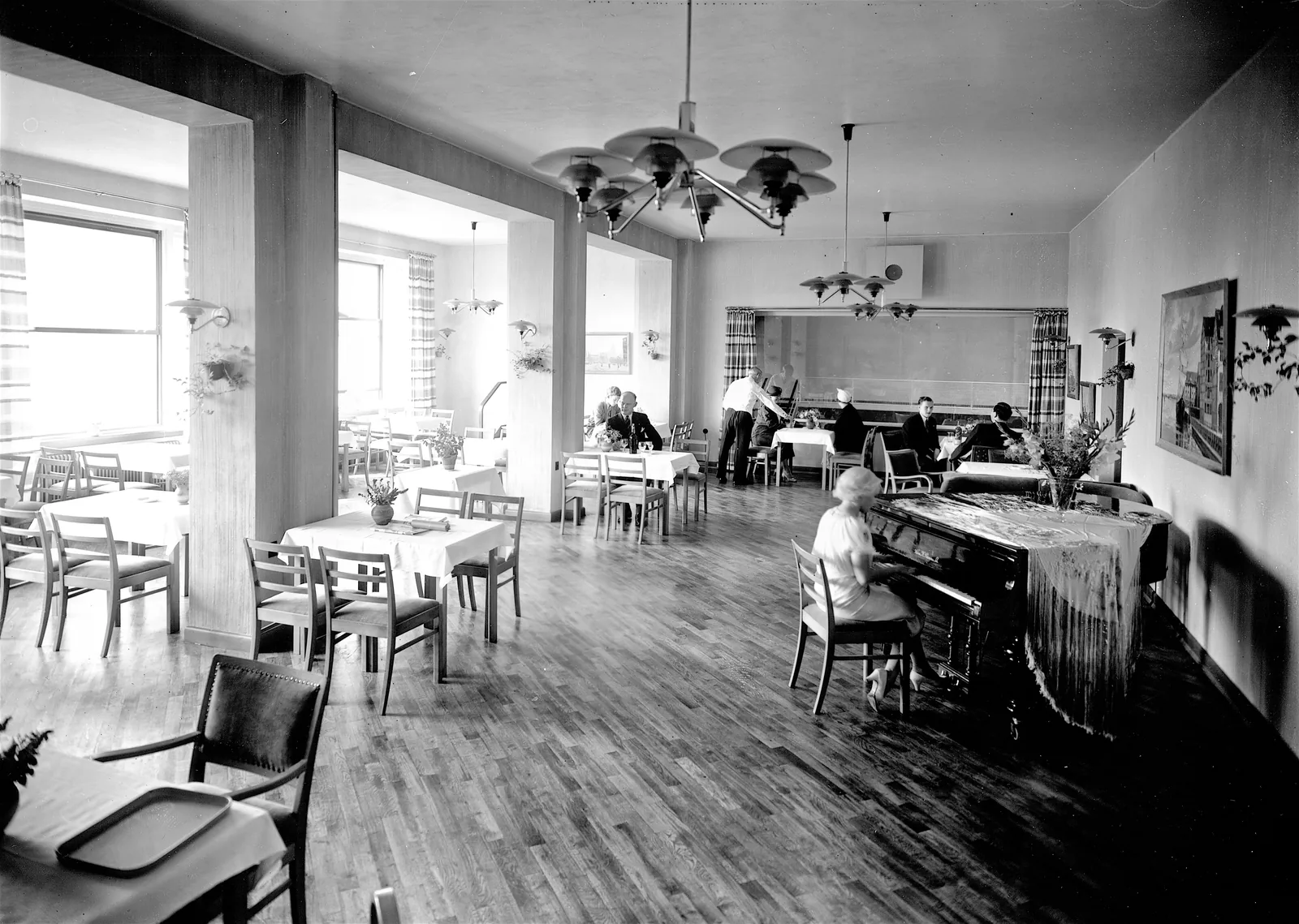 PH-lamper over borde og klaver i en københavnsk restaurant i 1937