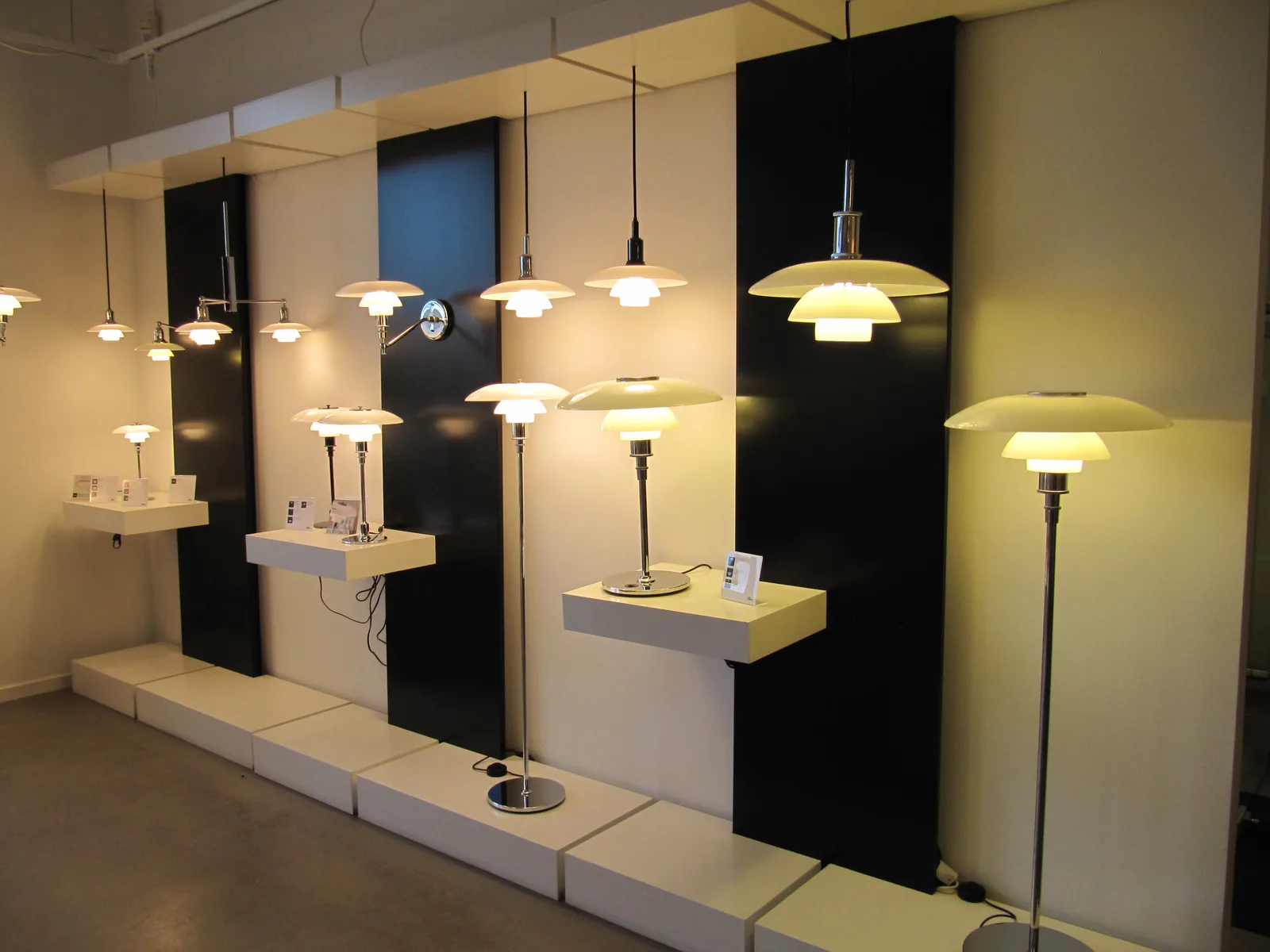 Tændte PH-lamper med tre glasskærme i Louis Poulsens showroom i København