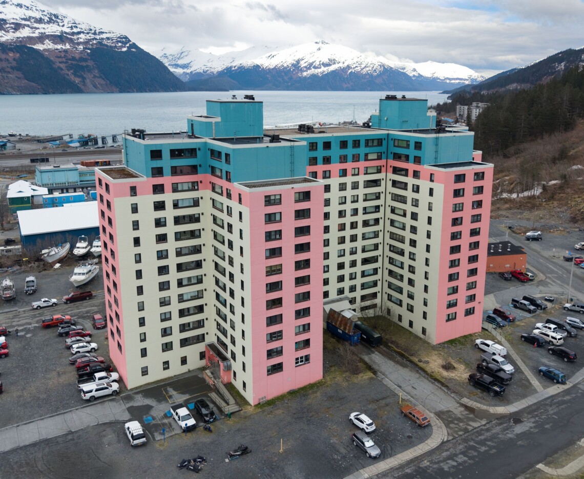 Begich Towers i Whittier, Alaska, fotograferet af Quintin Soloviev i maj 2026.