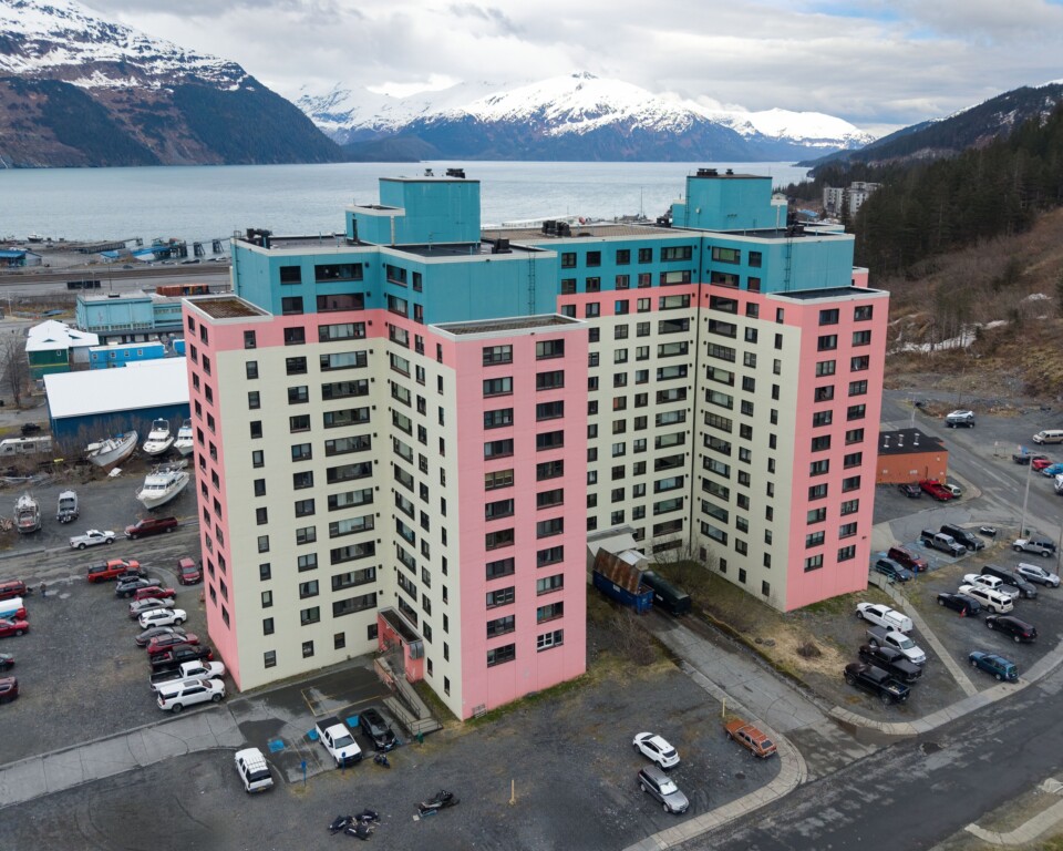 Begich Towers i Whittier, Alaska, fotograferet af Quintin Soloviev i maj 2026.